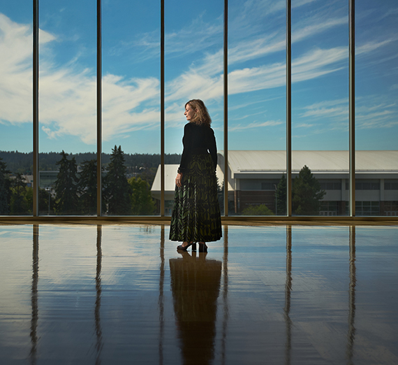 パセリーニが就任式で来場者に手を振る様子。